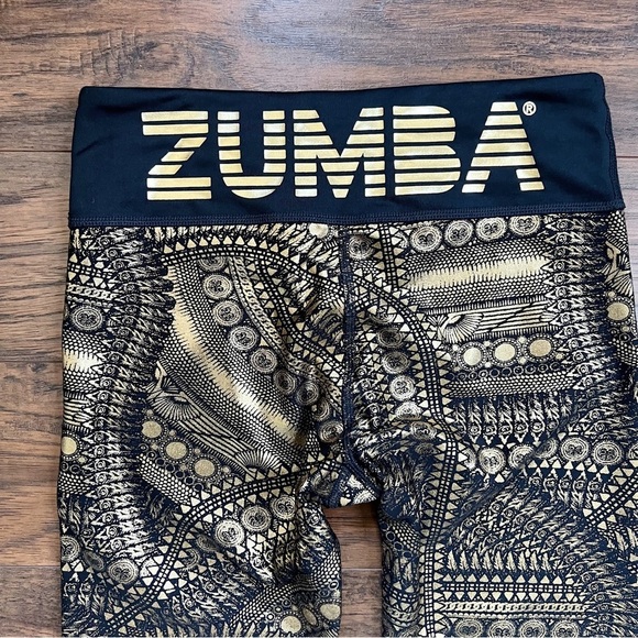 ZUMBA • All Night Metallic Capri Leggings cropped gold foil medallion print - Picture 10 of 11